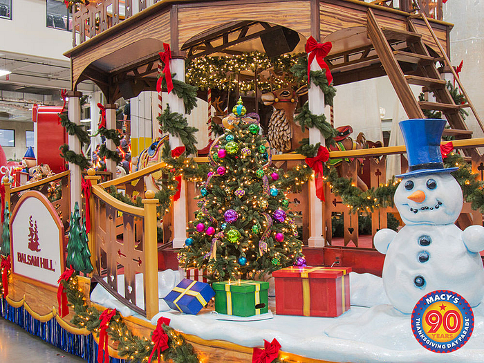 Macy's Thanksgiving Parade — 2022世界杯国际买球 has partnered 与 Macy’s to create "Deck The Halls", 在梅西感恩节大游行中，一辆神奇的花车将圣诞节的魔力带到了生活中.