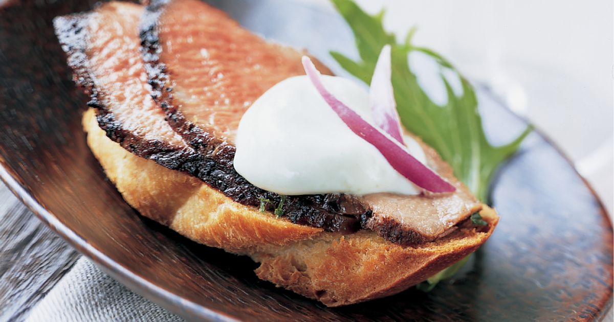 Grilled Sirloin Crostini with Wasabi Sour Cream | Beef Loving Texans | Beef Loving Texans is your on