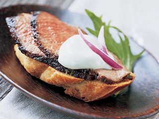 Grilled Sirloin Crostini with Wasabi Sour Cream