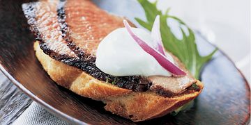 Grilled Sirloin Crostini with Wasabi Sour Cream