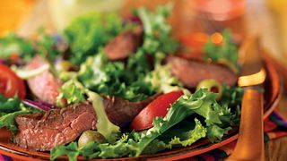 grilled-skirt-steak-salad-with-creamy-avocado-dressing-horizontal.eps
