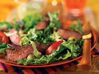 grilled-skirt-steak-salad-with-creamy-avocado-dressing-horizontal.eps