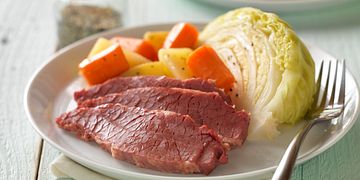Classic Corned Beef with Cabbage and Potatoes