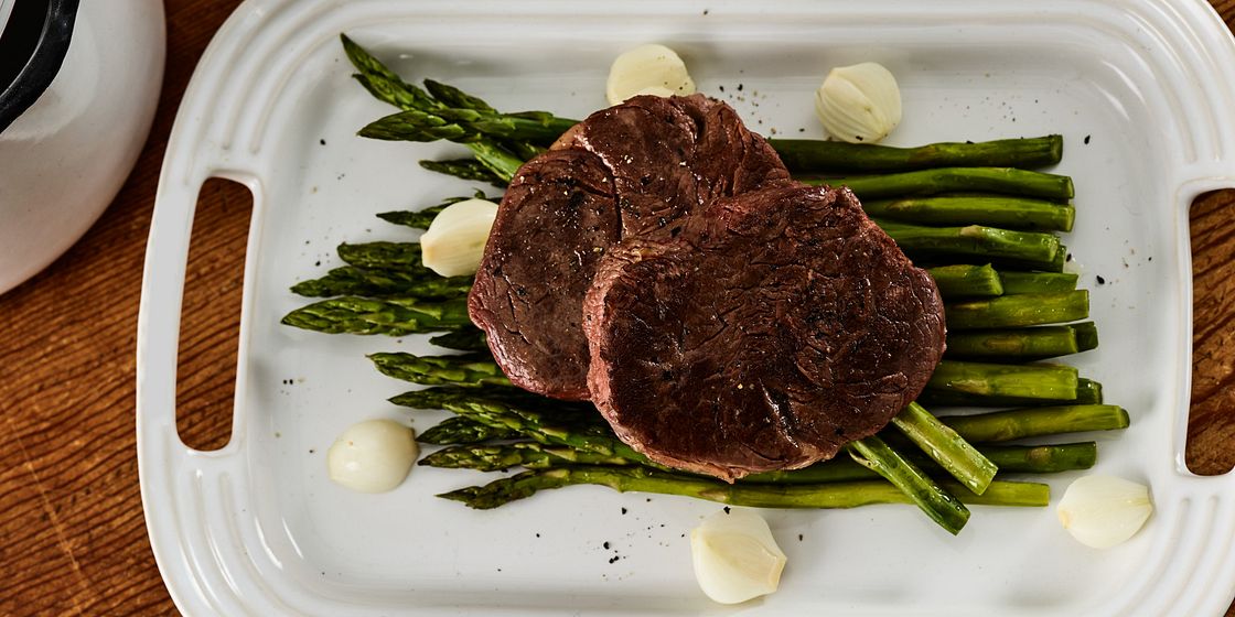 https://embed.widencdn.net/img/beef/f9nzzqassv/1120x560px/sous-vide-tenderloin-steaks-with-asparagus-and-onions-horizontal.tif?keep=c&u=7fueml