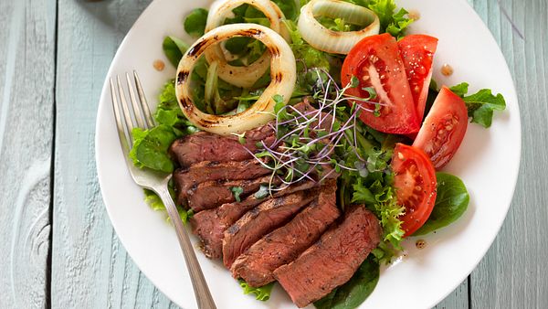 sirloin-steak-and-tomato-salad-horizontal