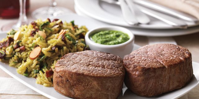 兩份 Steppin' Tenderloin（裡肌牛排佐菠菜杏仁香蒜醬和糙米飯）