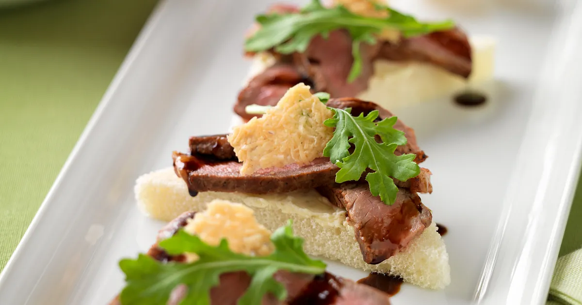 Beef Crostini with Parmesan Crisps and Balsamic Drizzle | Beef Loving Texans | Beef Loving Texans is