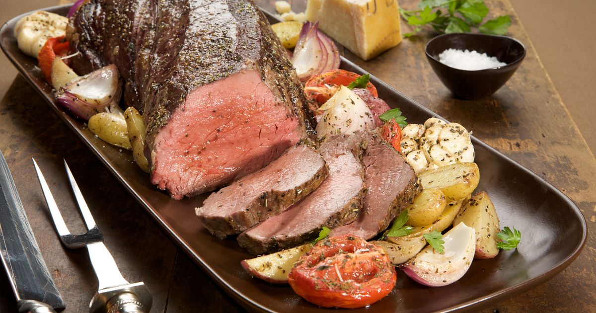 Beef Tenderloin & Garlic-Roasted Vegetables | Beef Loving Texans | Beef Loving Texans is your one-st