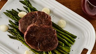 Sous Vide Tenderloin Steaks with Asparagus and Onions