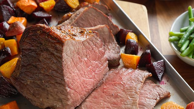 一鍋烤牛肉配根莖蔬菜