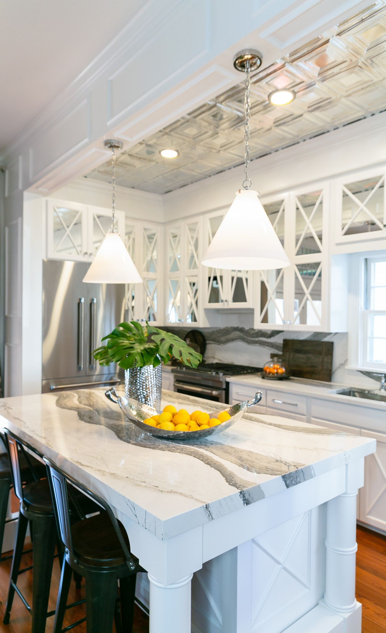 Mirrored ceiling and kitchen cabinets.