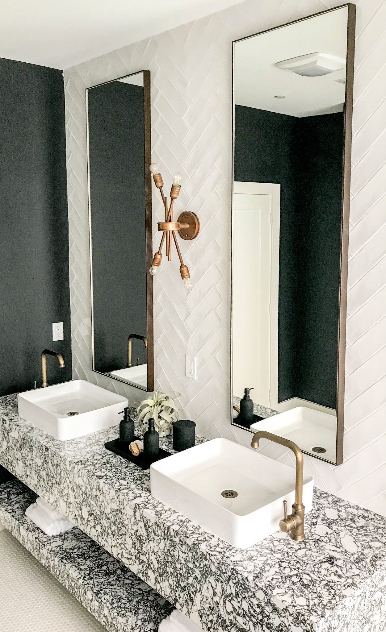 Black and white bathroom with Rose Bay™.