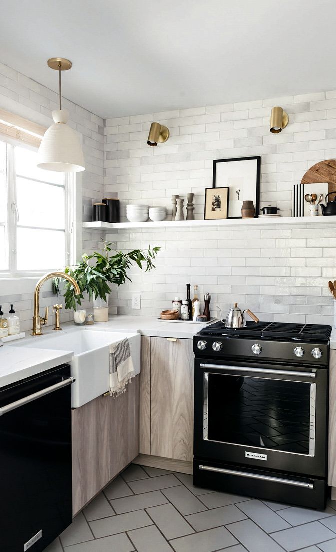 Clutter-free kitchen design with Cambria Ella countertops.