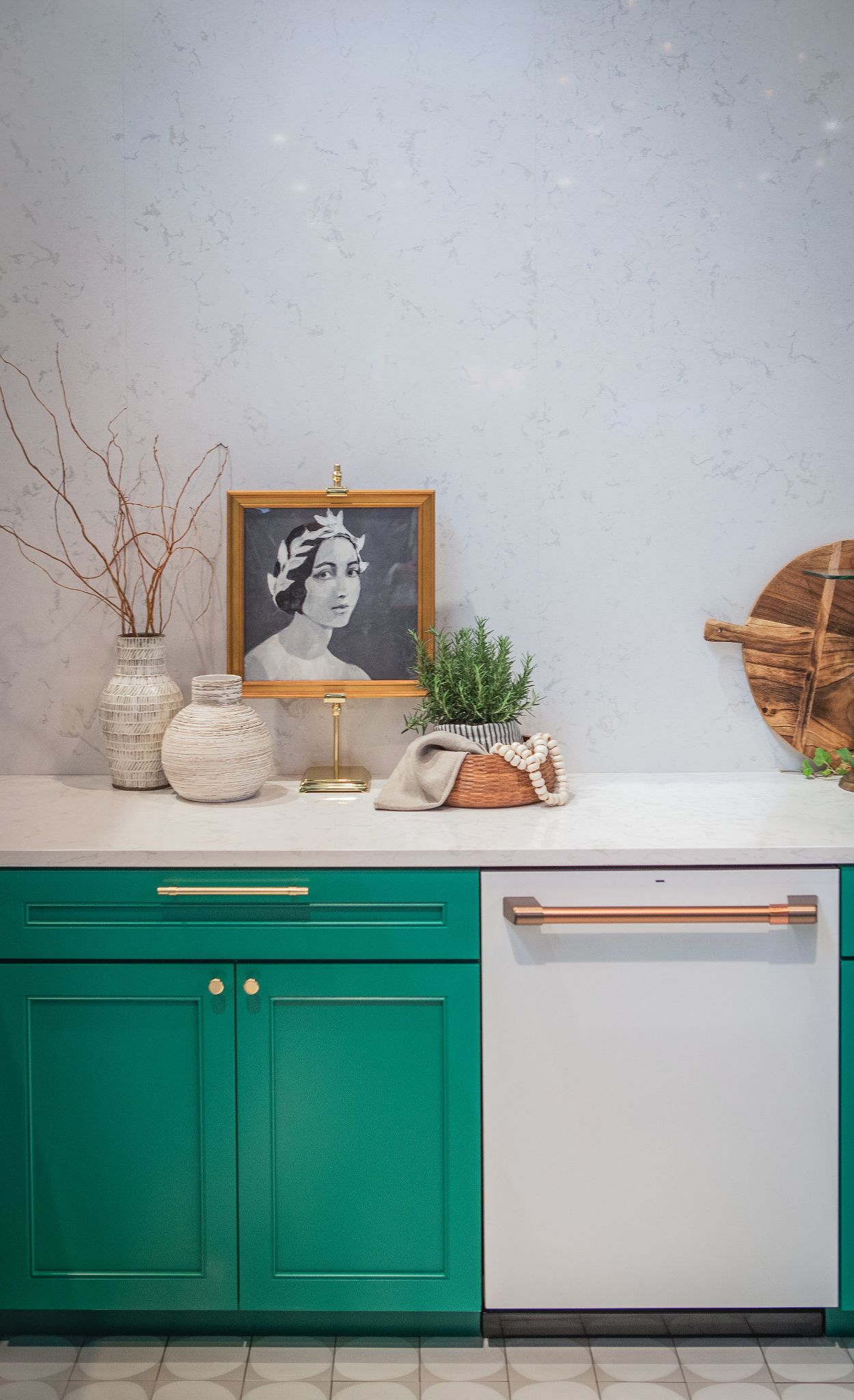 A Cambria Torquay backsplash is the backdrop in this vibrant kitchen space.