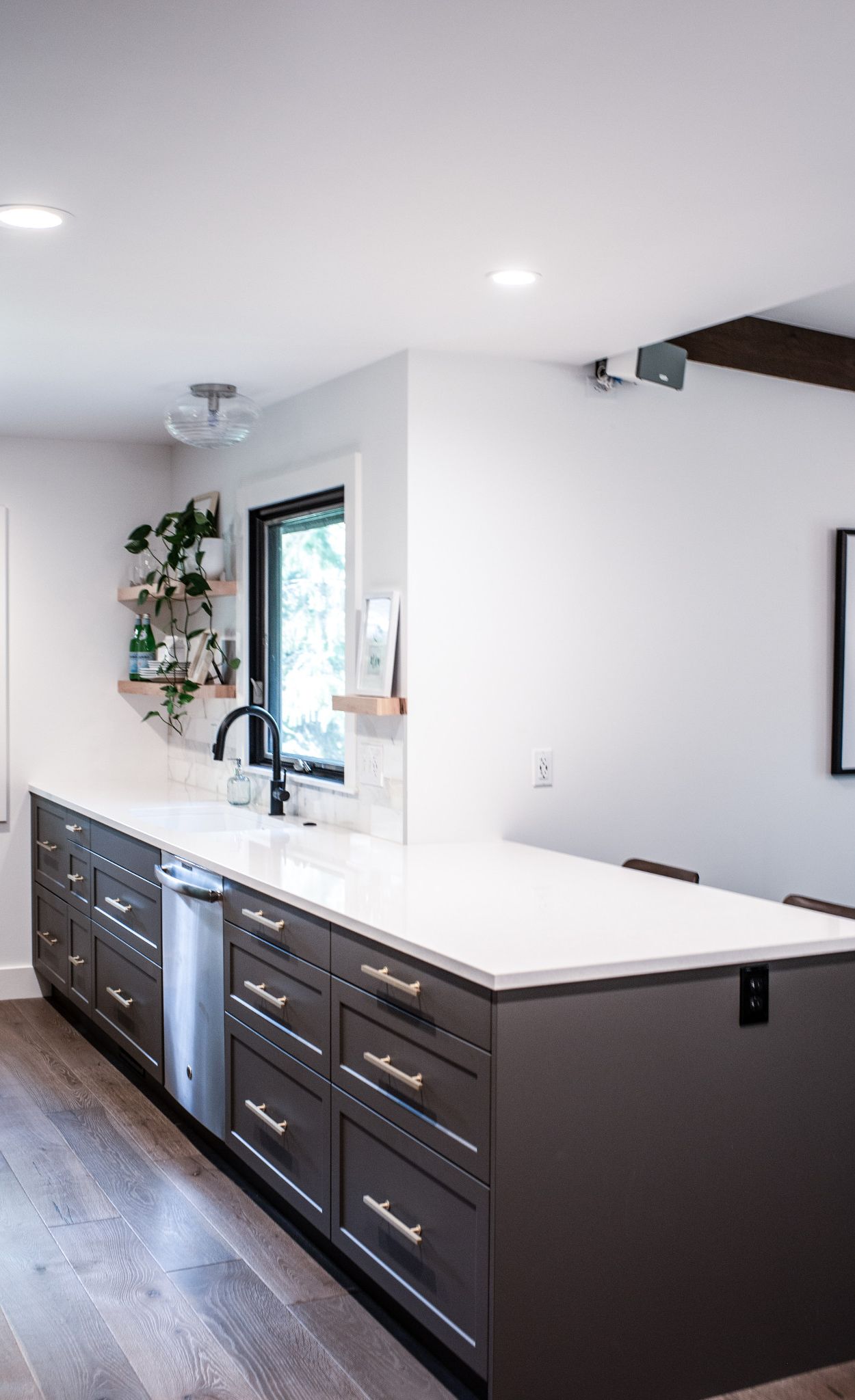 Cambria Newport paired with marble backsplash tile.