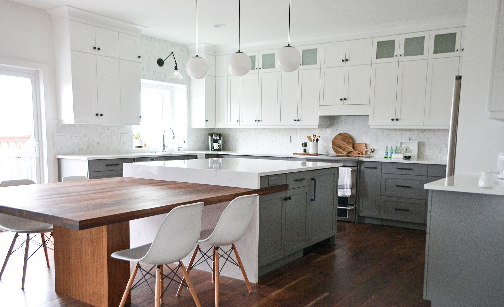 Cambria Torquay as a waterfall countertop paired with a natural wood table.