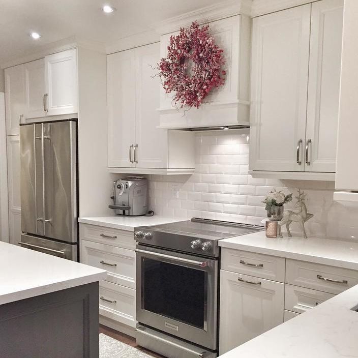 Decorate your kitchen for Christmas with an alternative color scheme.