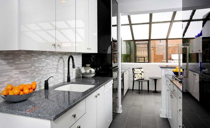Open and airy kitchen with Cambria Parys.