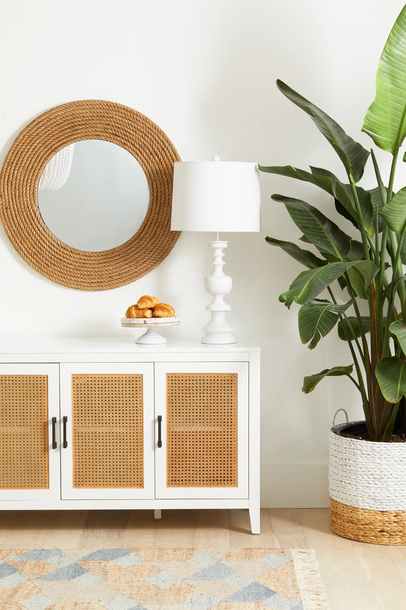 Nantucket Light Tone Round Table