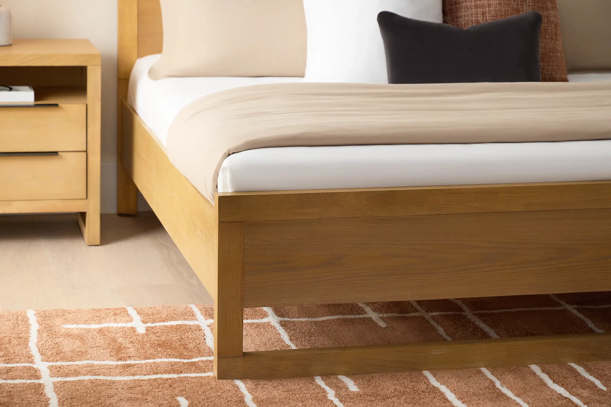 Williamsburg Light Tone Platform Bed Williamsburg Light Tone Platform Bed