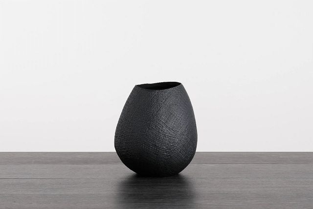Fawn Black Vase (1)