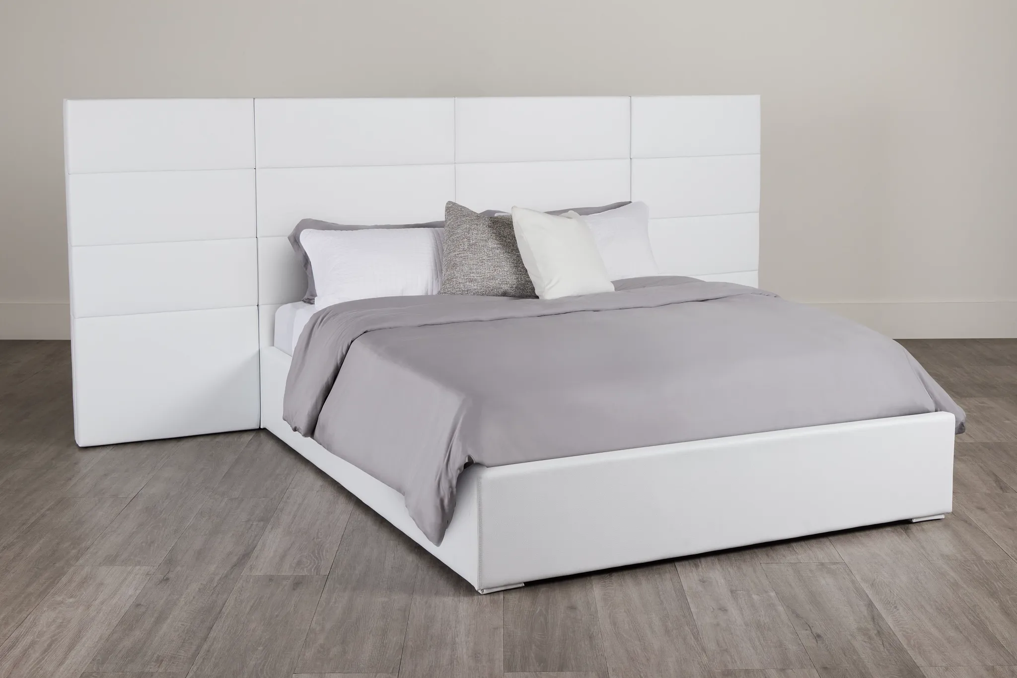 Doral White Uph Spread Bed