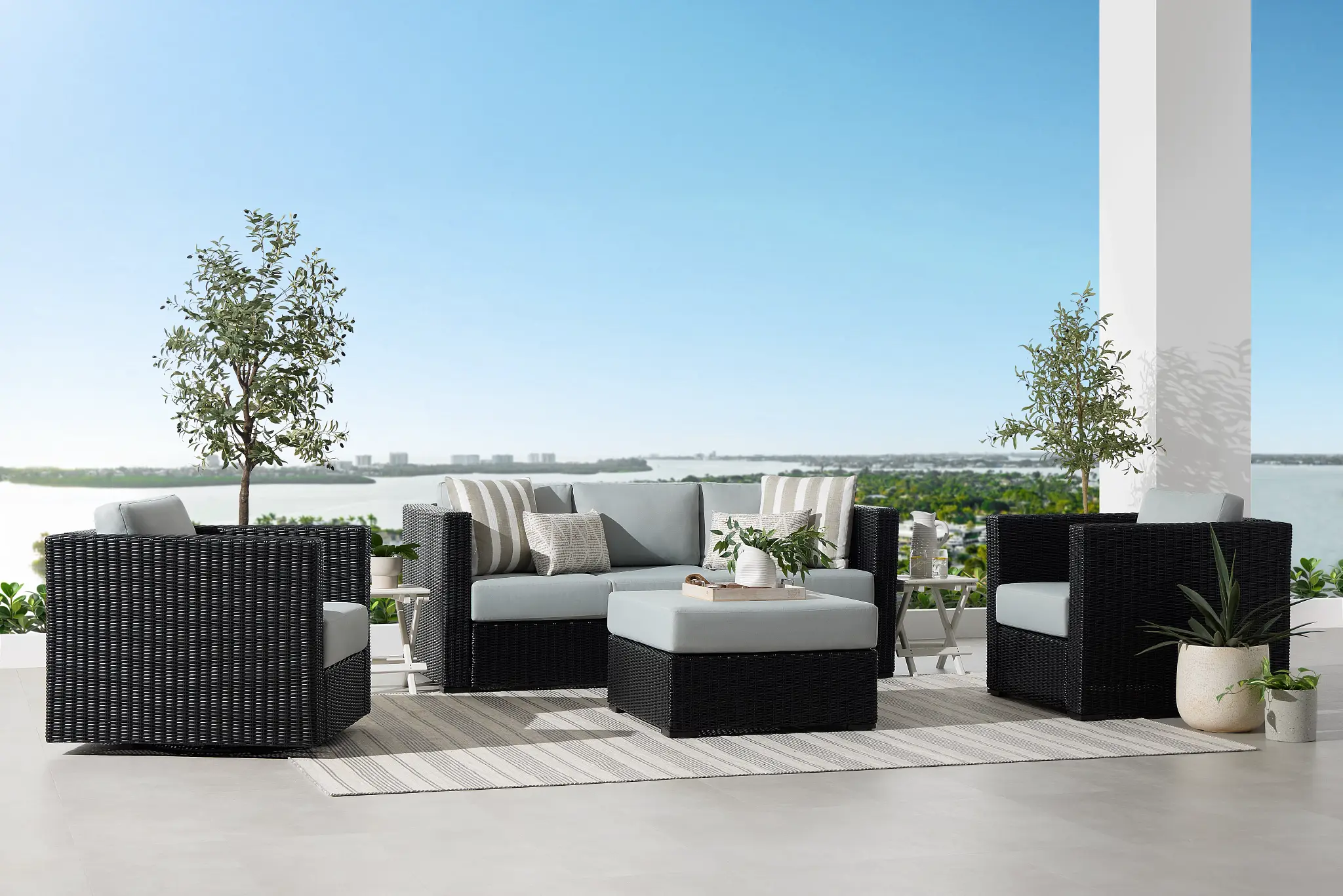 U-Shaped Conversation Layout for Entertaining Guests U-Shaped Conversation Layout for Entertaining Guests