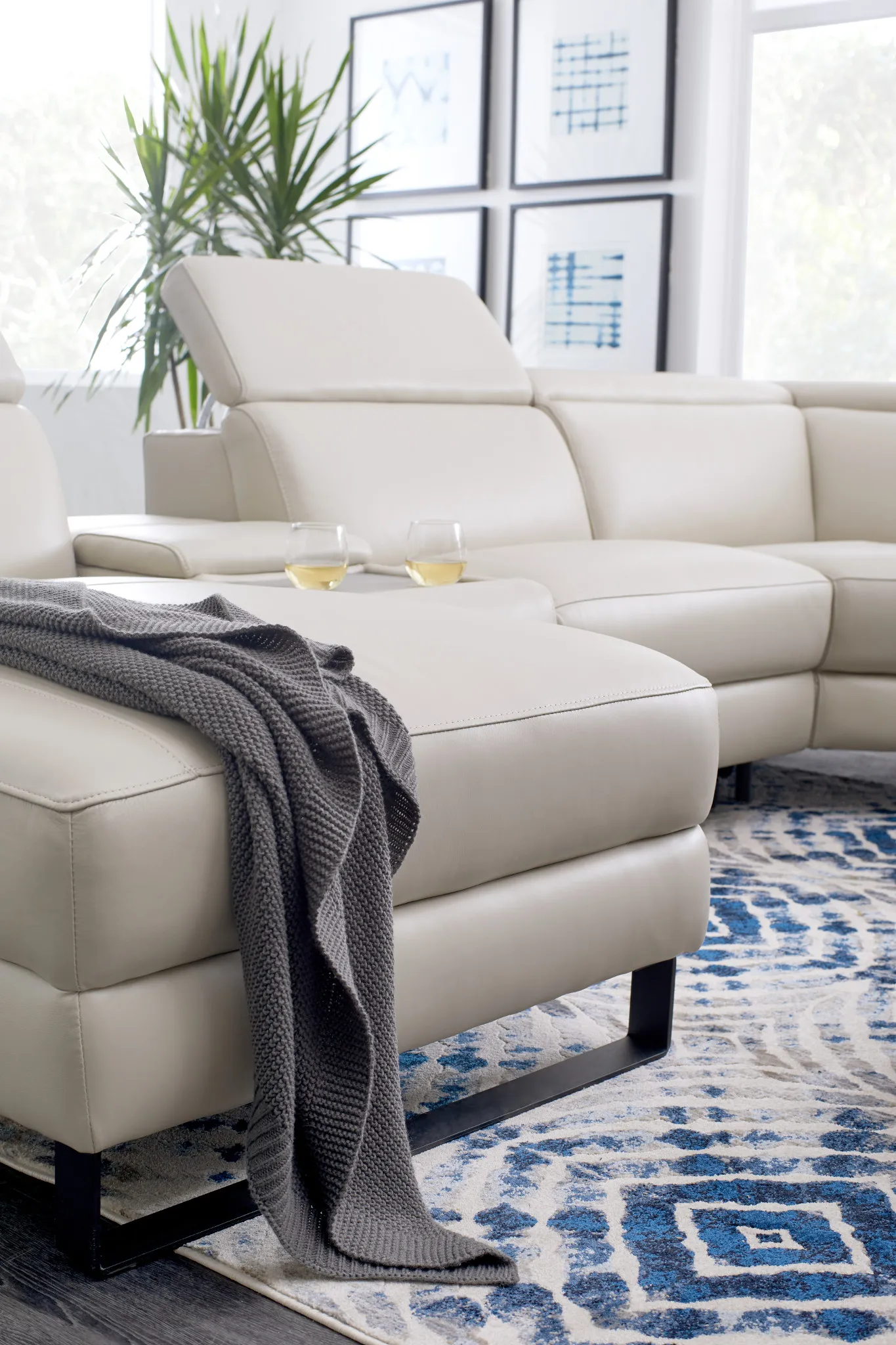 Atlas Taupe Lthr/vinyl Medium Dual Power Right Chaise Sectional