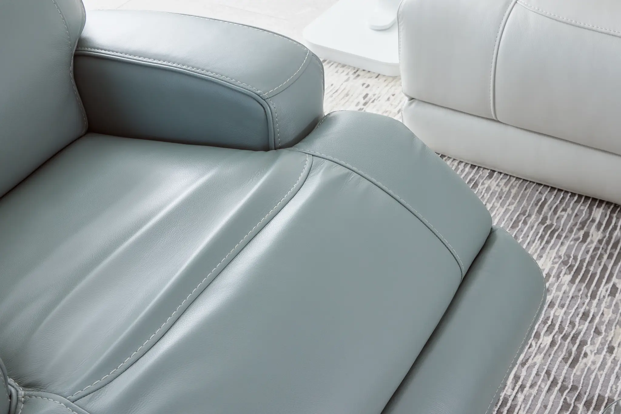 Reign Green Lthr/vinyl Power Recliner With Power Headrest Reign Green Lthr/vinyl Power Recliner With Power Headrest