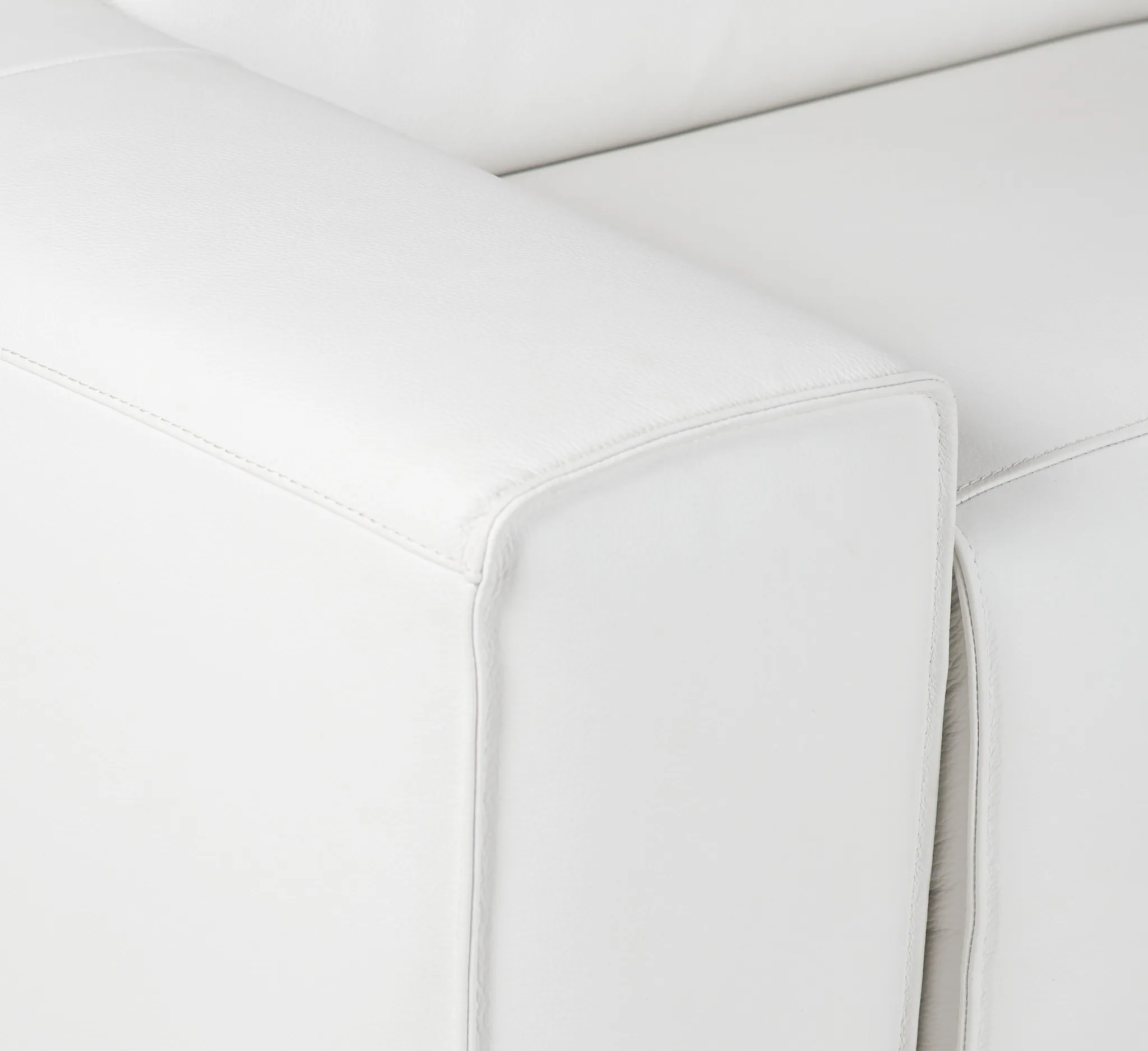 Carmelo White Leather Medium Dual Power Sectional W/left Table & Light