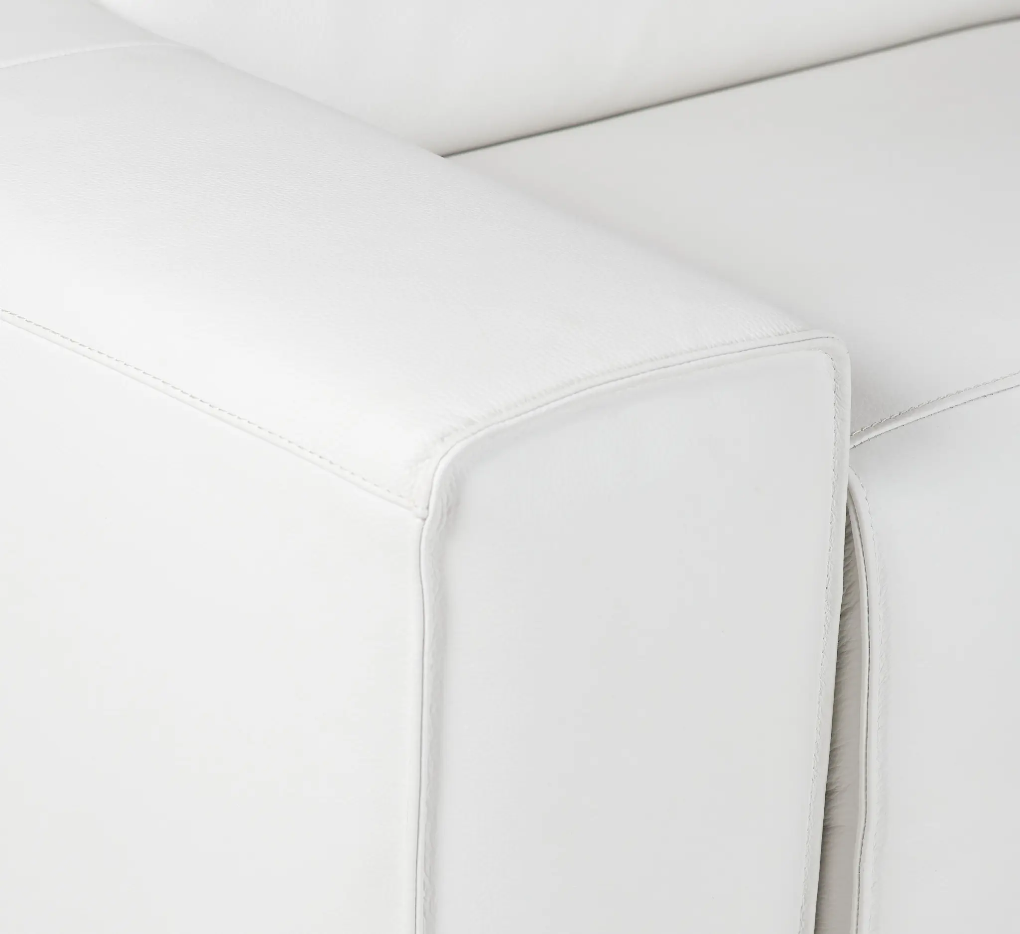 Carmelo White Leather Medium Dual Power Sectional W/left Table & Light Carmelo White Leather Medium Dual Power Sectional W/left Table & Light