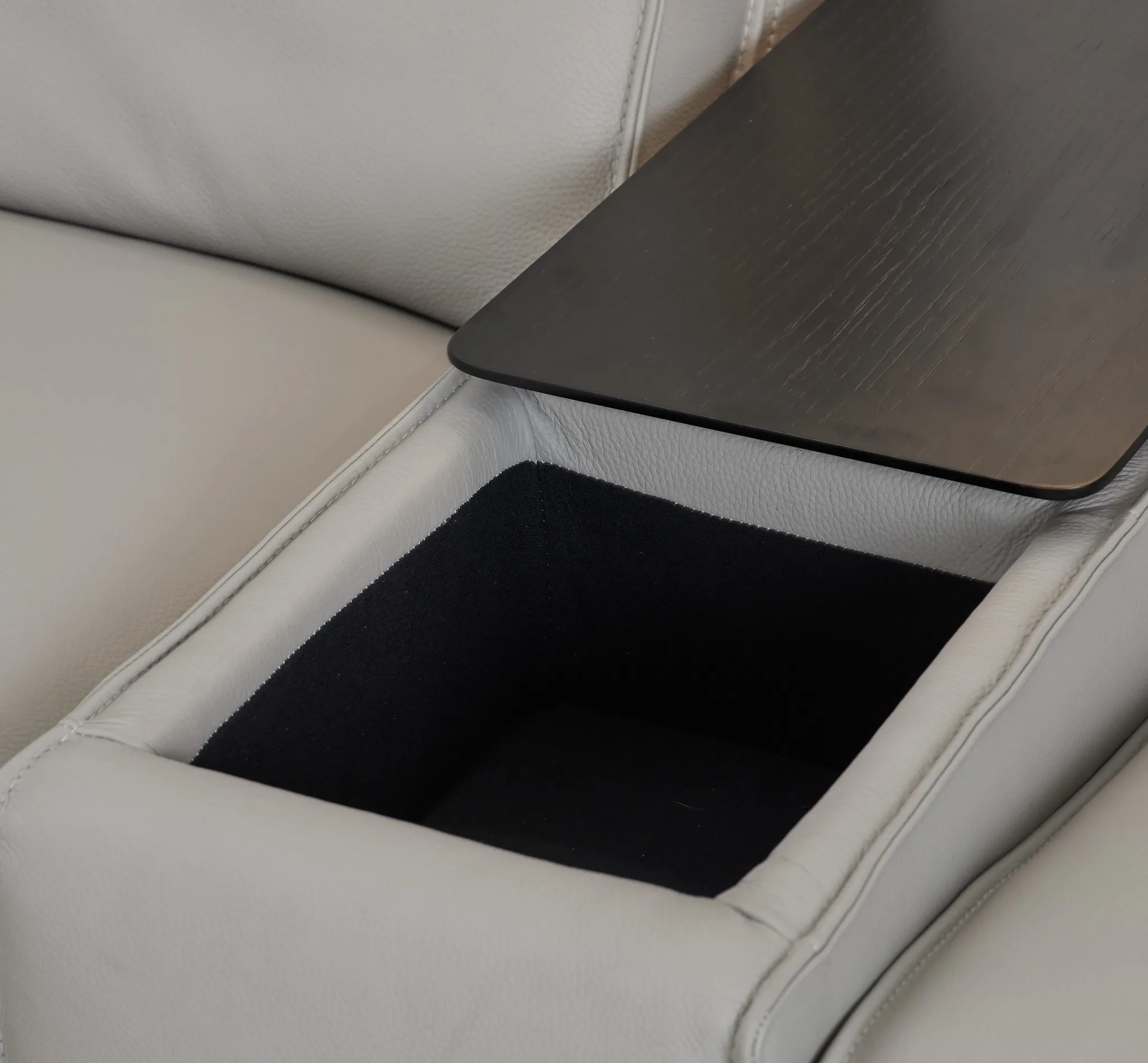 Carmelo Gray Leather Medium Dual Power Sectional W/right Table & Light