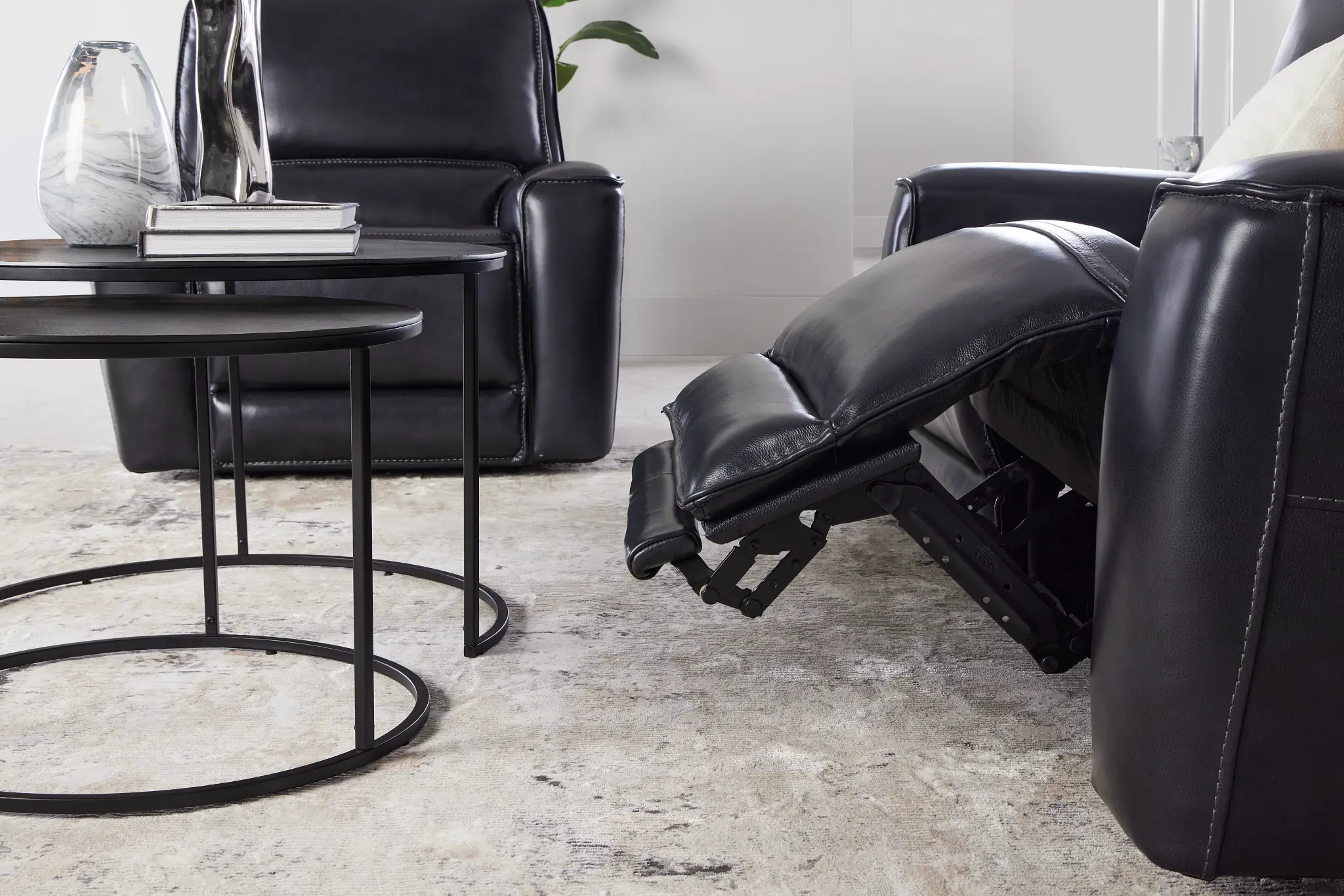 Miles Black Lthr/vinyl Zero Gravity Power Recliner W/headrest Miles Black Lthr/vinyl Zero Gravity Power Recliner W/headrest