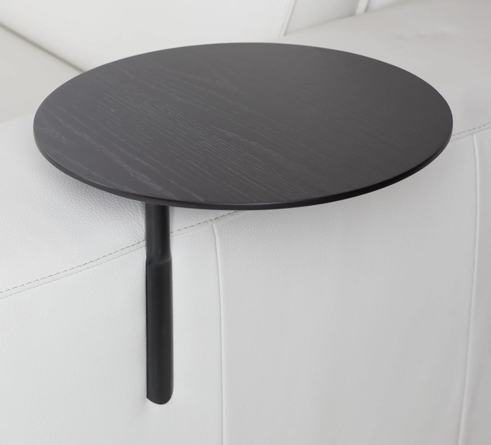 Carmelo White Leather Medium Dual Power Sectional W/right Table & Light