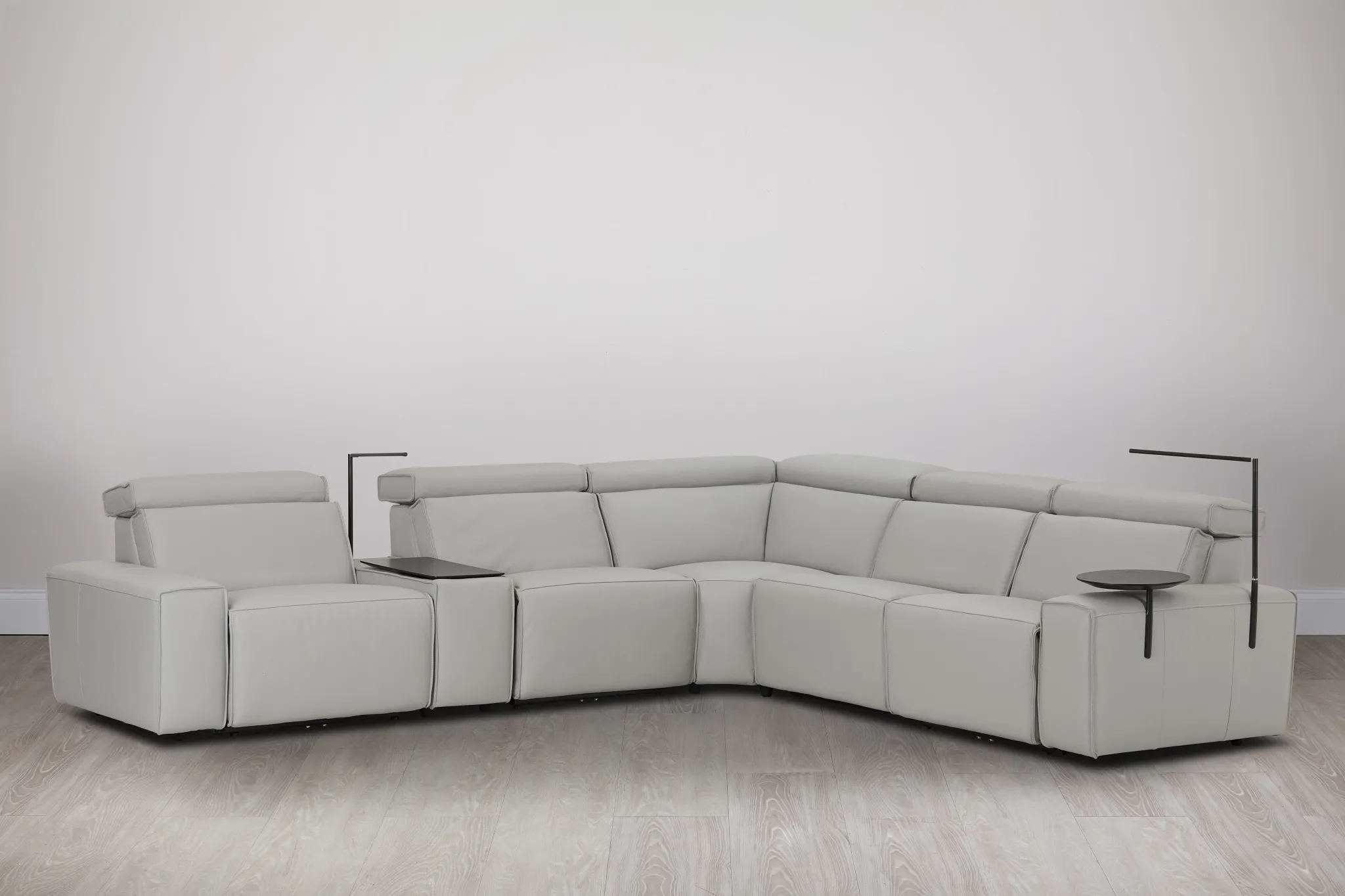 Carmelo Gray Leather Medium Triple Power Sectional W/right Table &light