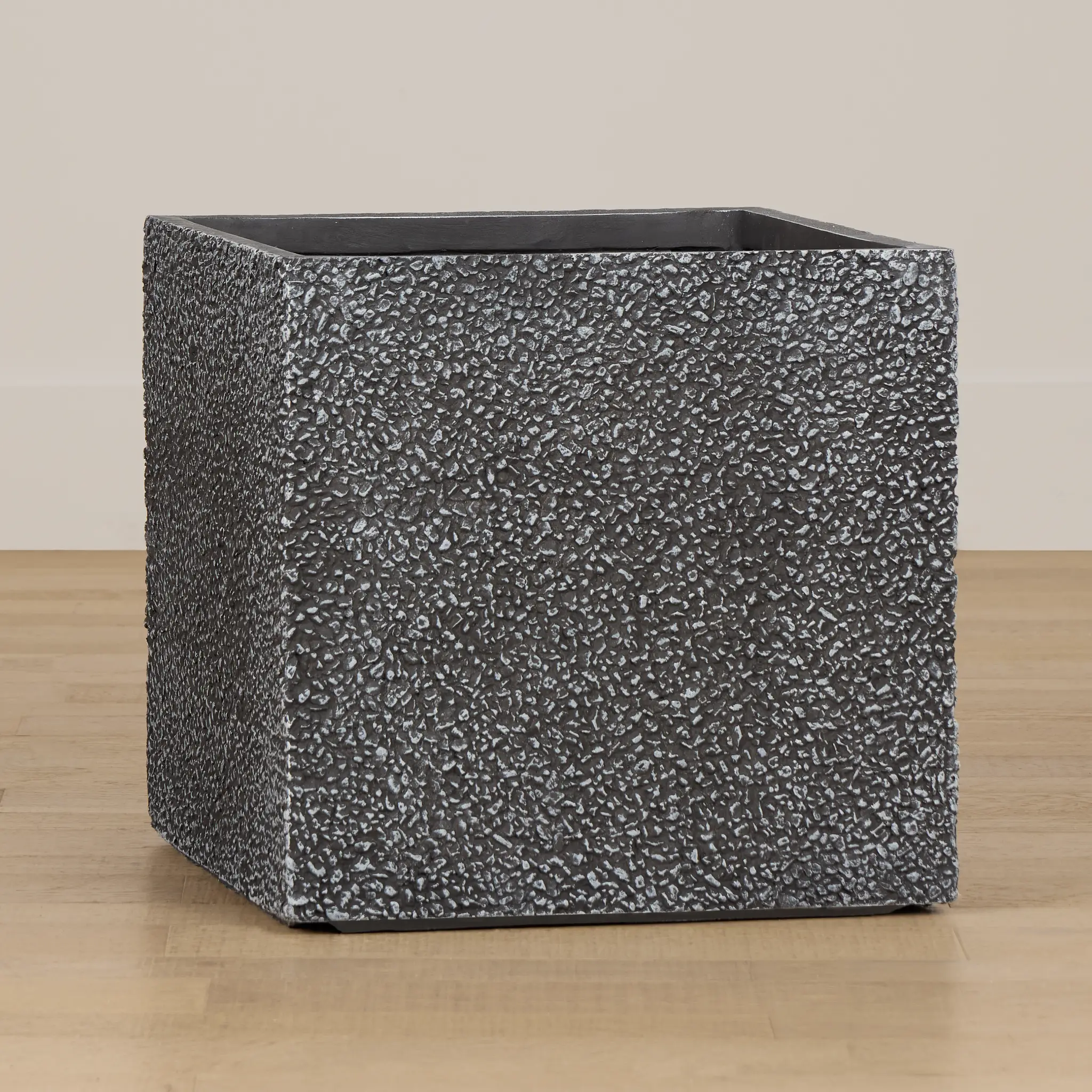 Avena Black Medium Planter Avena Black Medium Planter