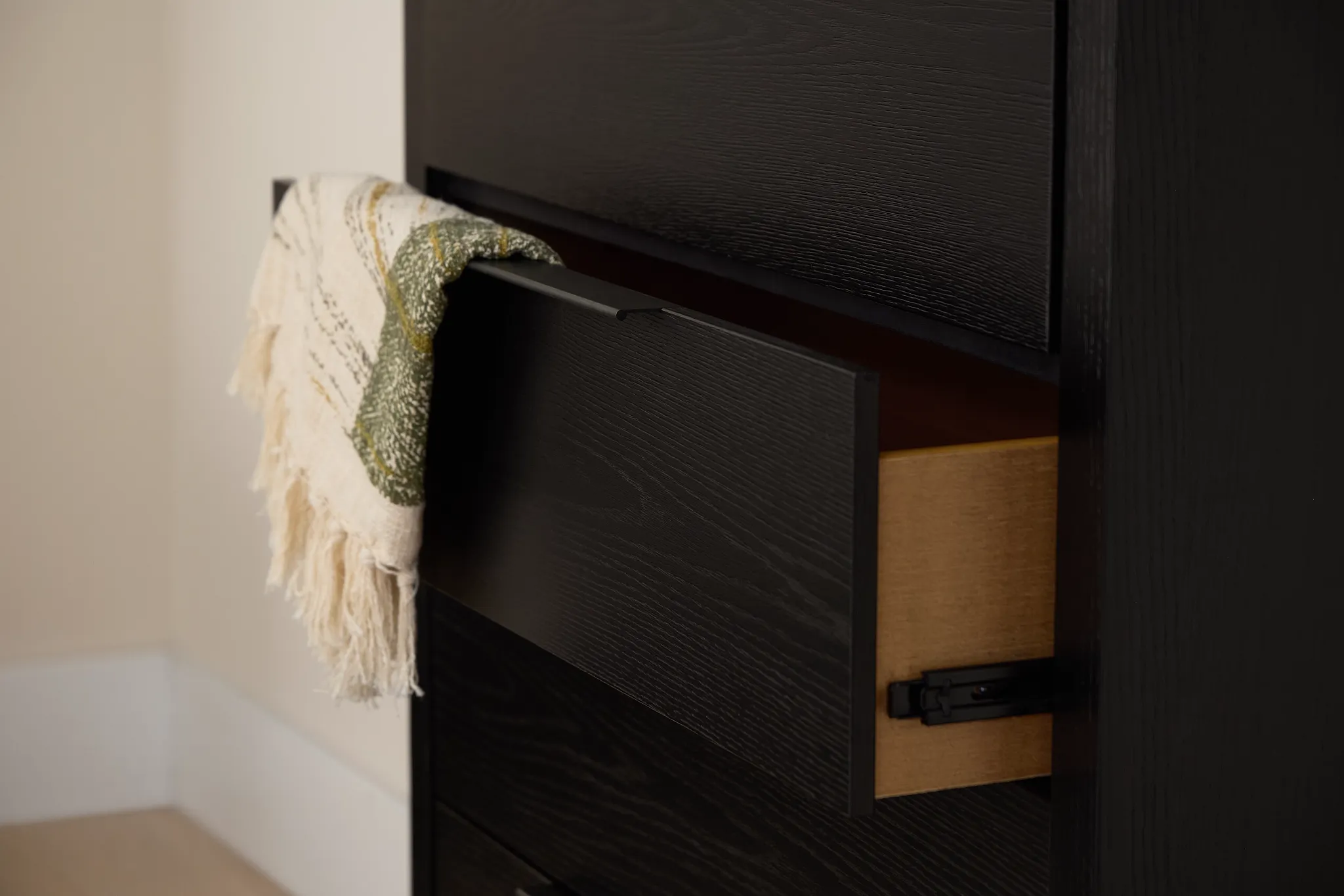 Williamsburg Black 5-drawer Chest
