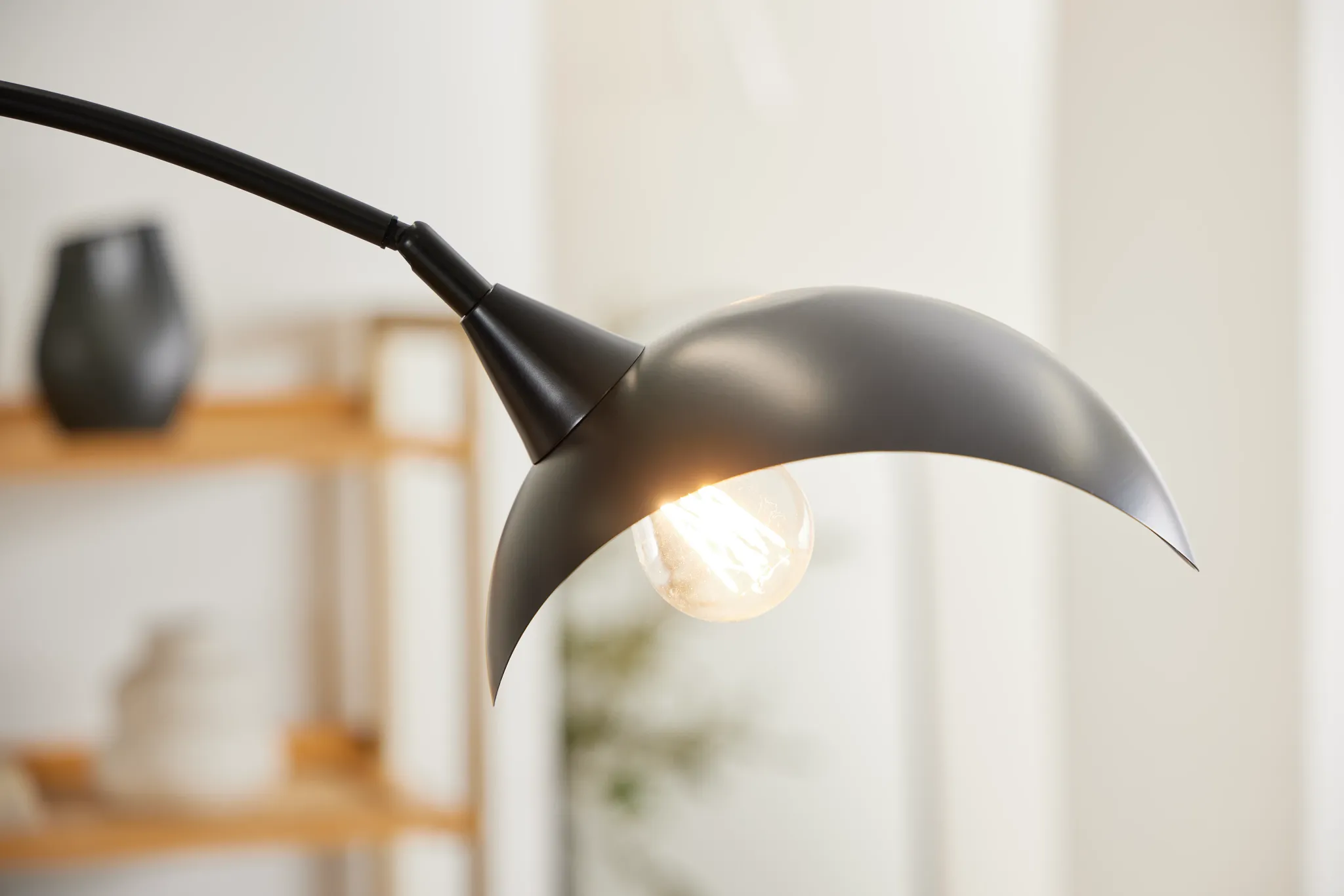 Praxton Black Pendant