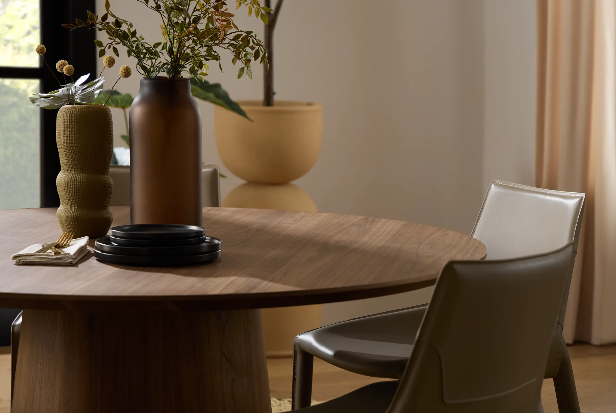 Nomad Mid Tone 59" Round Table