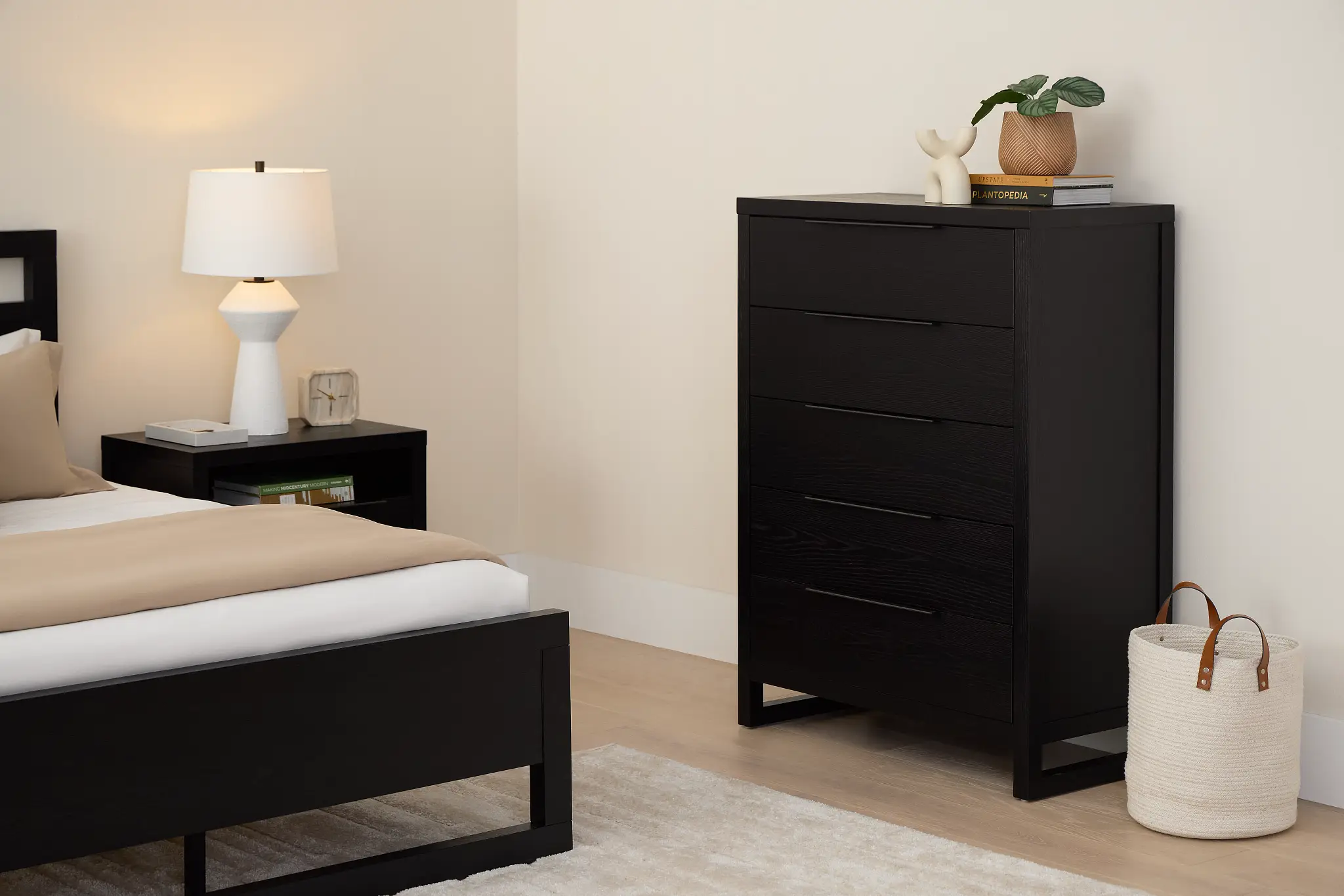 Williamsburg Black 5-drawer Chest Williamsburg Black 5-drawer Chest
