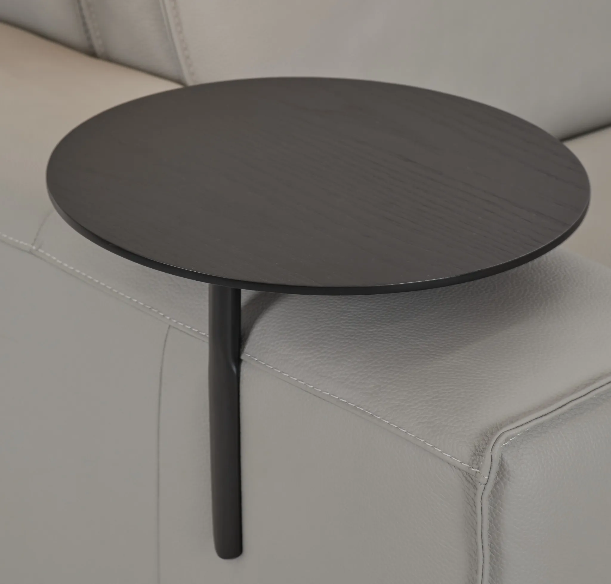 Carmelo Gray Leather Medium Triple Power Sectional W/left Table & Light