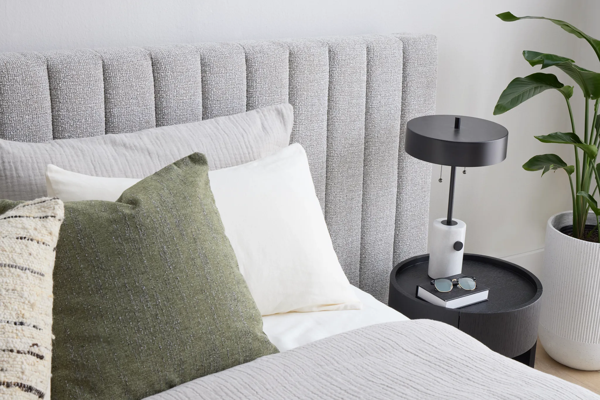 Nomad Gray Uph Spread Bed