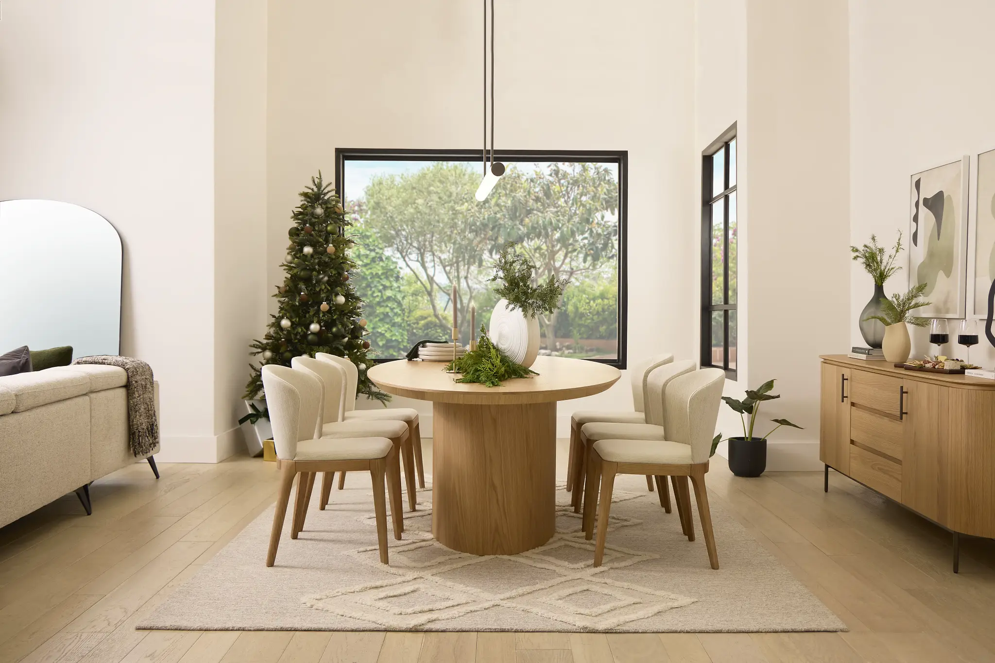 Centerpiece Dining Tables to Elevate Your Holiday Meals