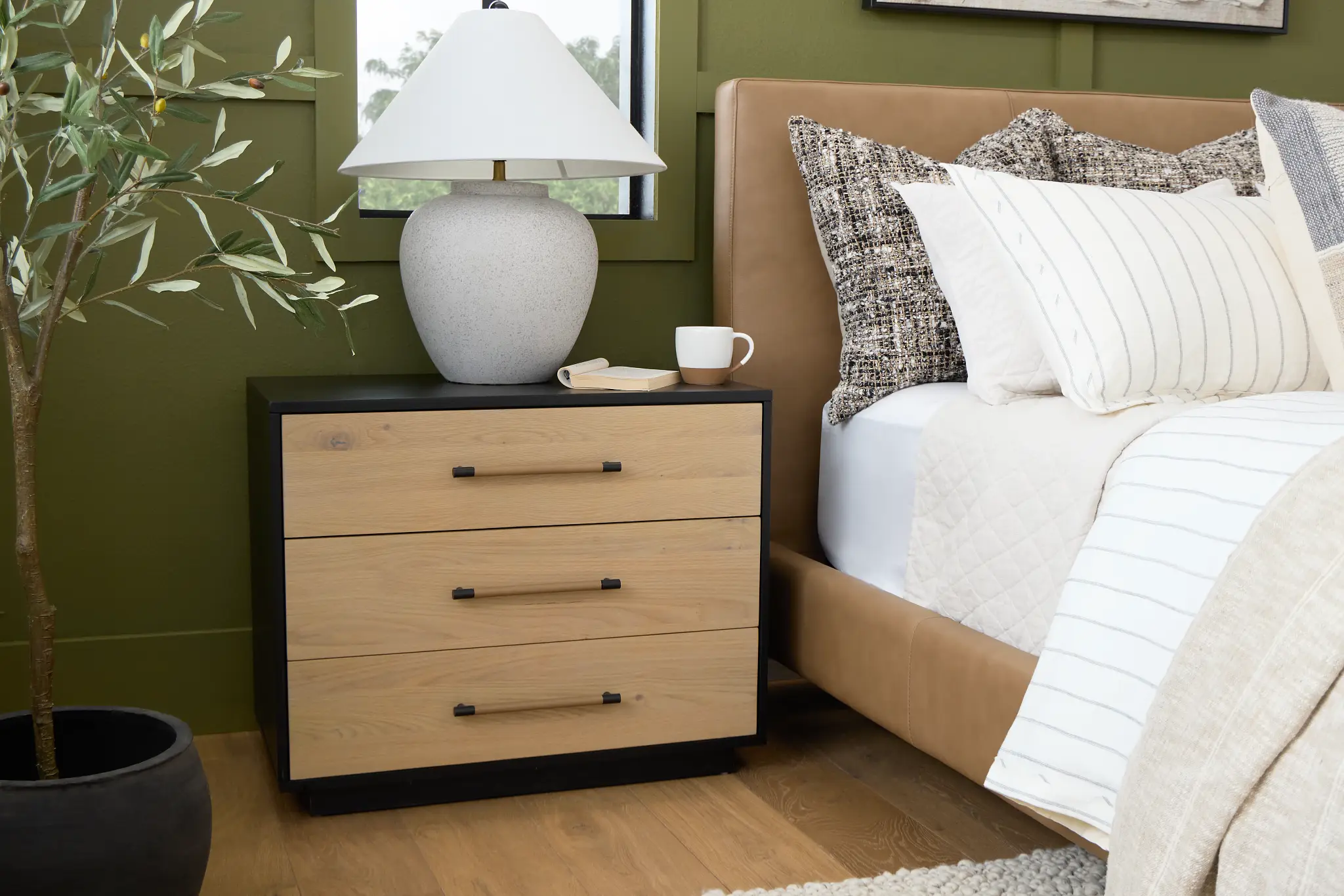 Highland Black 3-drawer Nightstand
