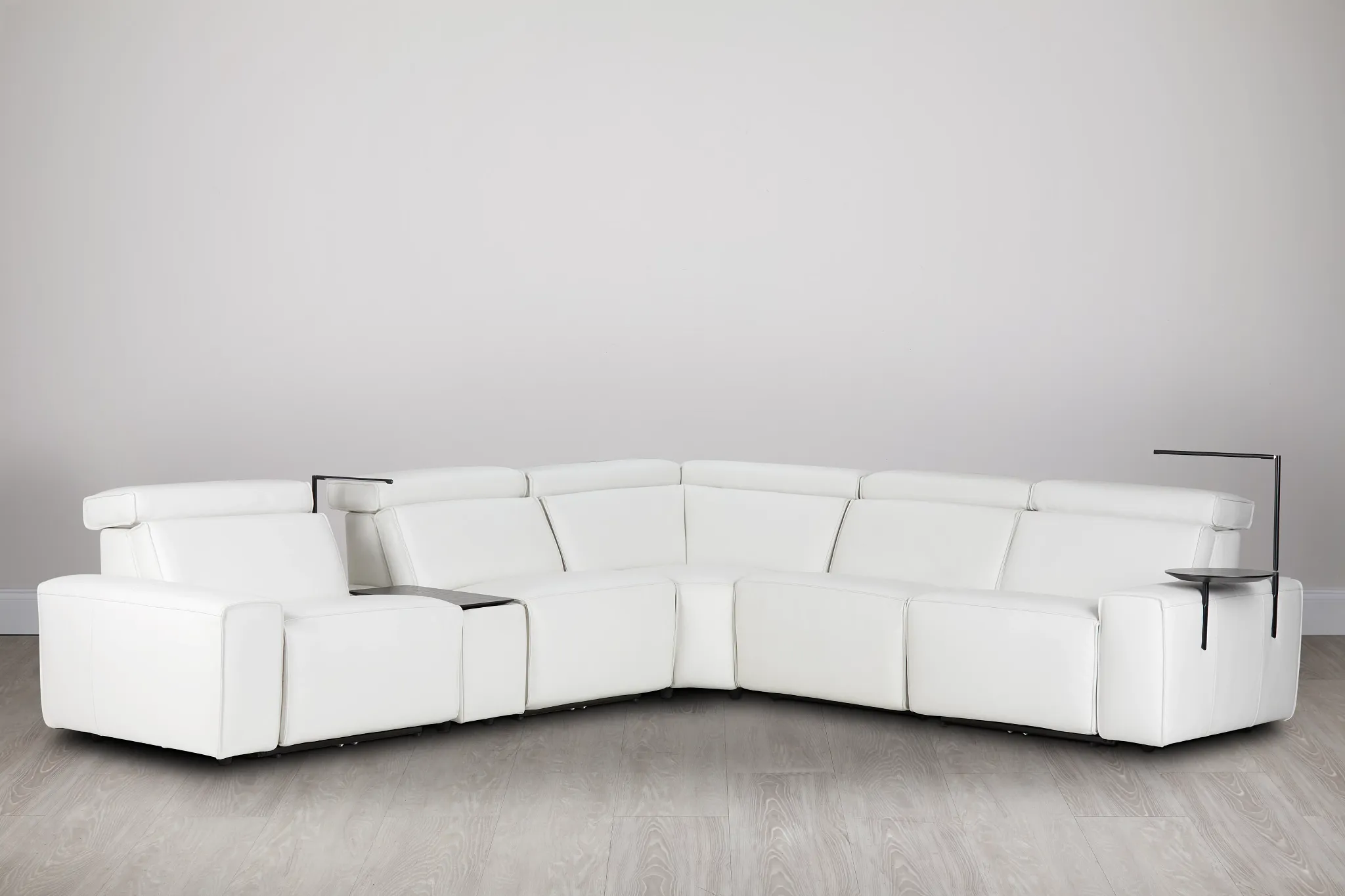 Carmelo White Leather Medium Triple Power Sectional W/right Table &light