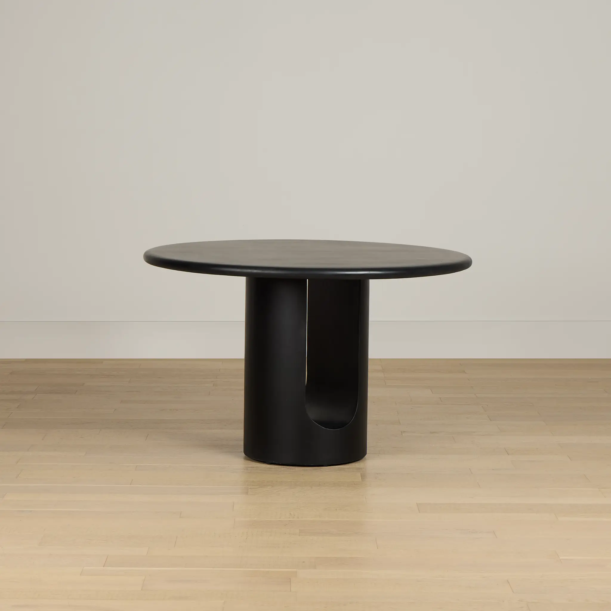 Soho Black Round Table Soho Black Round Table