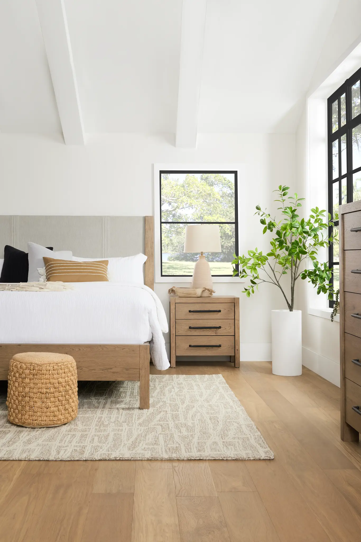 Smart Furniture and Storage Ideas for Small Spring Bedrooms Smart Furniture and Storage Ideas for Small Spring Bedrooms