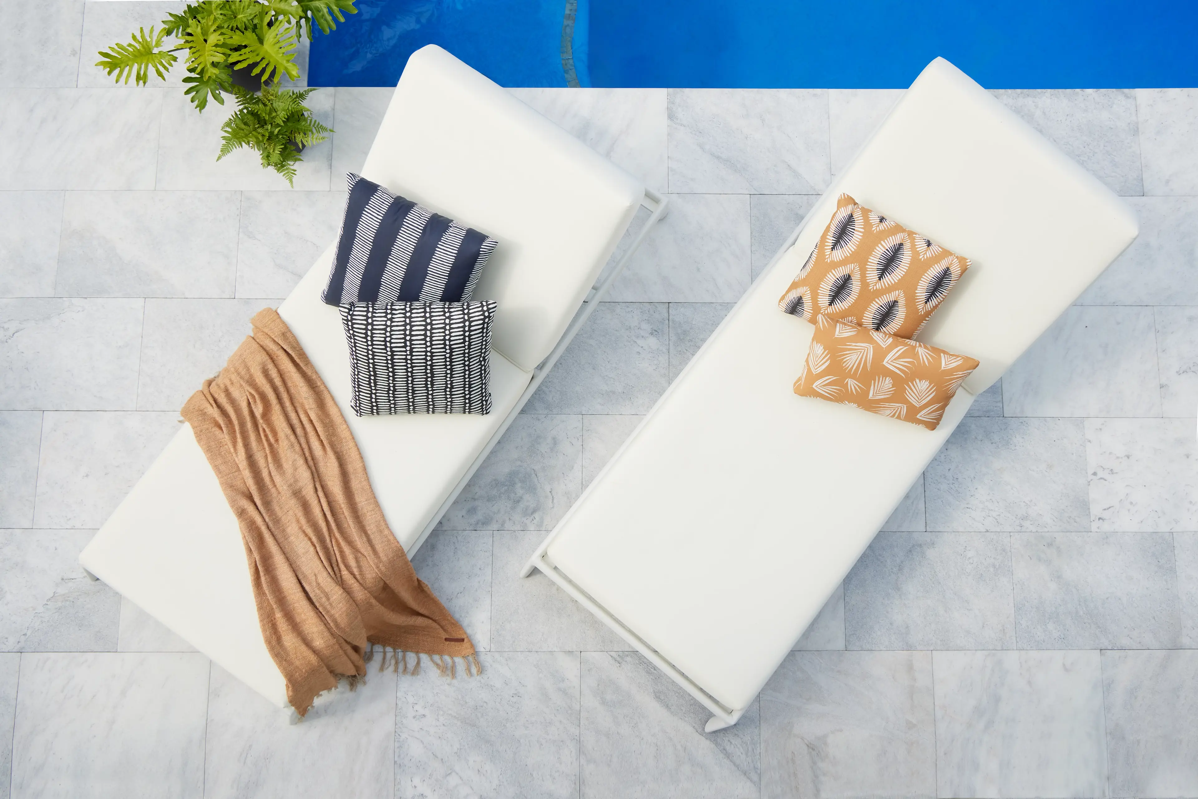 Tortuga White Chaise