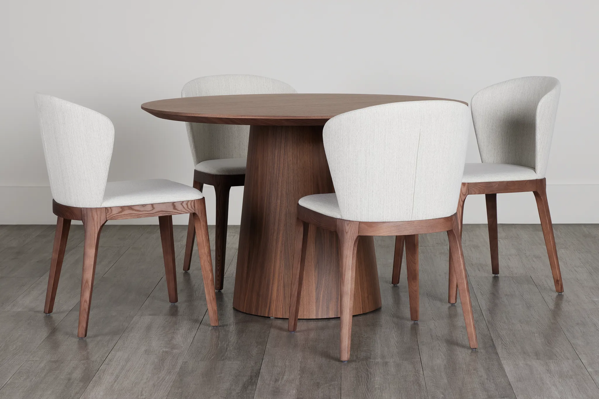 Nomad Mid Tone 47" Round Table & 4 Light Beige Chairs W/mid-tone Legs