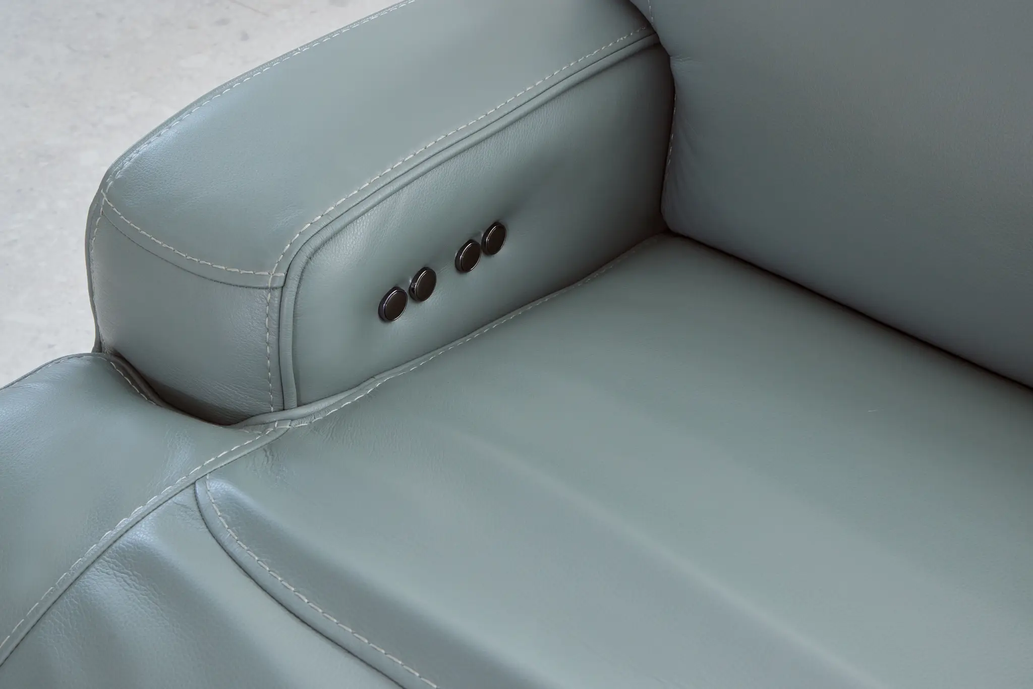 Reign Green Lthr/vinyl Power Recliner With Power Headrest Reign Green Lthr/vinyl Power Recliner With Power Headrest